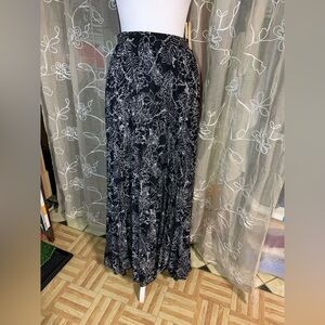 ❌SOLD💐Lularoe Deanne Black and White Floral Print Wrap Skirt